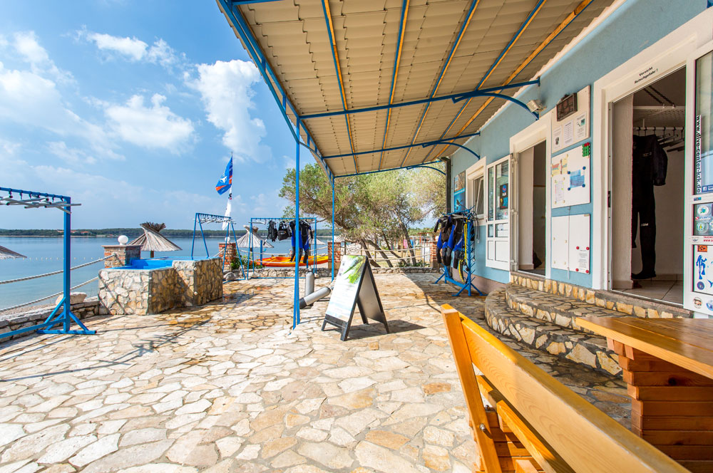 Terrasse mit Meerblick am Strand von Dunat | DIVE CENTER KRK